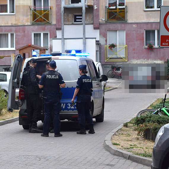 Mczyzna wycign z torby n. Przestraszone dzieci zadzwoniy na policj. Czytaj co byo dalej!