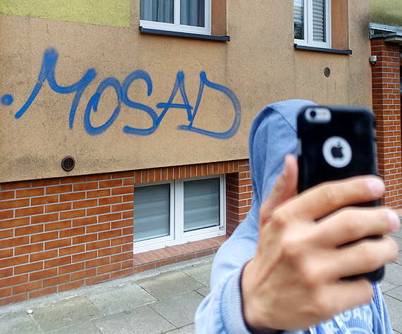 Mona sobie pomyle... „zwyke graffiti”. To co w nim jest, e  ludzie robi sobie z nim selfie? Czy wszyscy s wiadomi tego napisu?