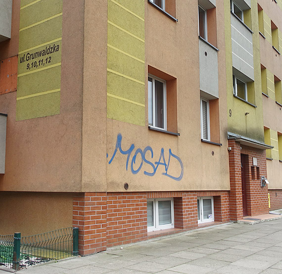 Mona sobie pomyle... „zwyke graffiti”. To co w nim jest, e  ludzie robi sobie z nim selfie? Czy wszyscy s wiadomi tego napisu?