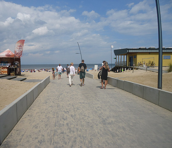 Dwie promenady już połączone. Jest nowe (główne) wejście na plażę