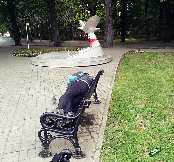 Bezdomni urzdzaj libacje pod pomnikiem