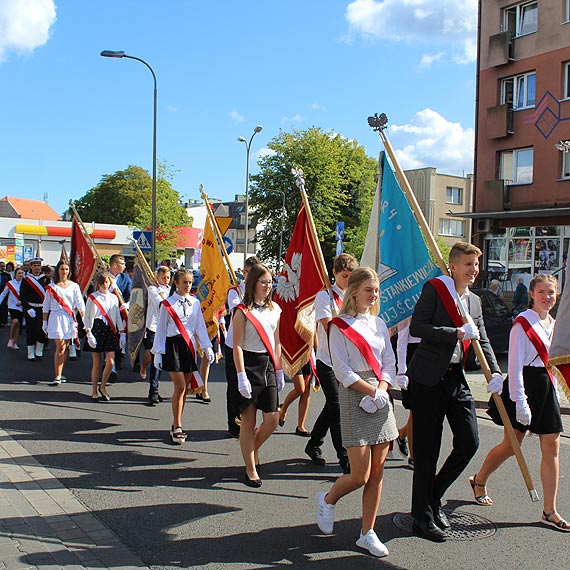 Tylko ten raz! W dniu inauguracji roku nauki dzieci szy do szkoy ca szerokoci ulicy!