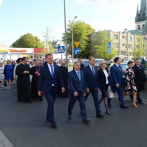 Tylko ten raz! W dniu inauguracji roku nauki dzieci szły do szkoły całą szerokością ulicy!