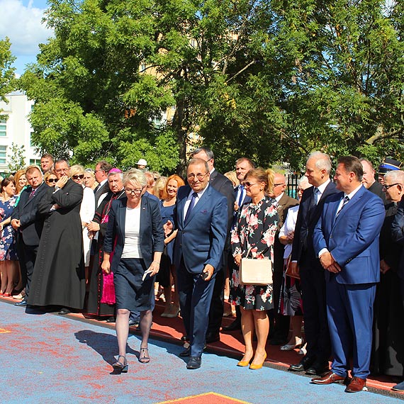 Tylko ten raz! W dniu inauguracji roku nauki dzieci szły do szkoły całą szerokością ulicy!