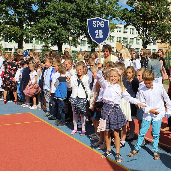 Tylko ten raz! W dniu inauguracji roku nauki dzieci szły do szkoły całą szerokością ulicy!