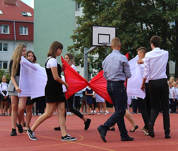 Tylko ten raz! W dniu inauguracji roku nauki dzieci szły do szkoły całą szerokością ulicy!