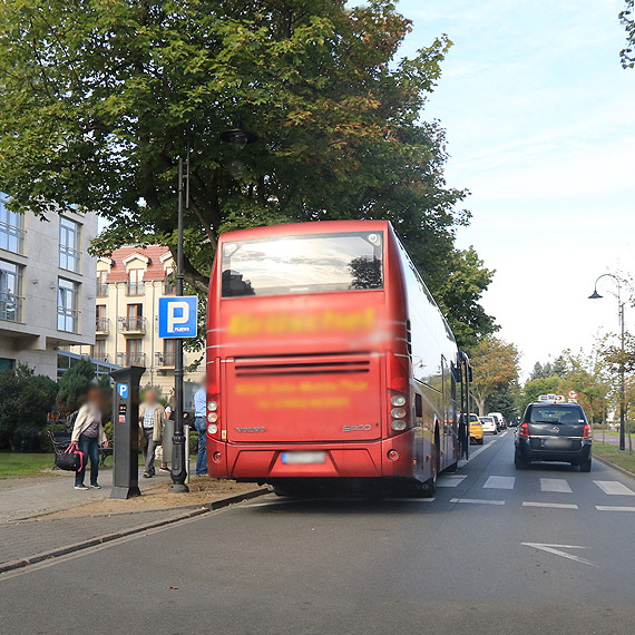 Autokar zablokowa przejcie dla pieszych
