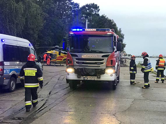 Samochód wpadł do kanału - w środku było dwóch nastolatków i dziewczyna