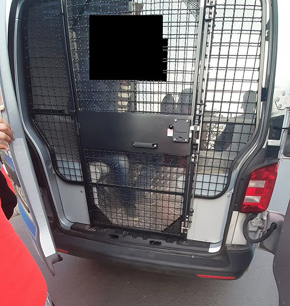 Wyj n w kierunku dwch kobiet - zosta obezwadniony przez policjanta po subie