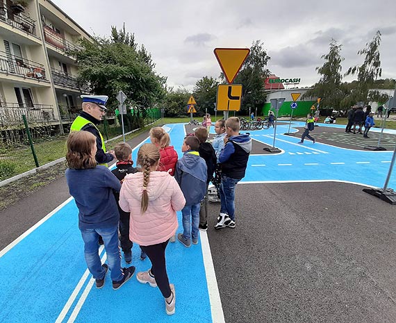 Policjanci z Komendy Miejskiej Policji w Świnoujściu podczas otwarcia „Miasteczka Ruchu Drogowego”
