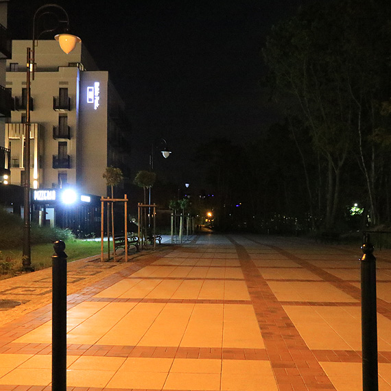 Odcinek promenady przy alei Interferie tonie w ciemnociach