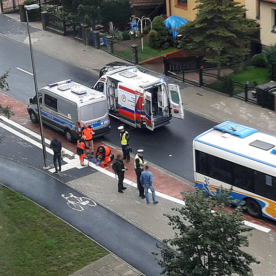 Kobieta wpadła pod koła autobusu