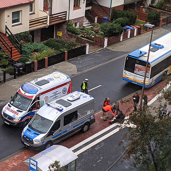 Kobieta wpadła pod koła autobusu