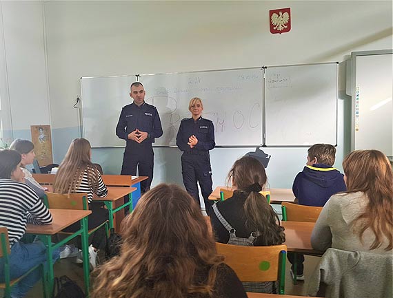 Policjanci poprowadzili zajcia w szkole z okazji Midzynarodowego Dnia Bez Przemocy