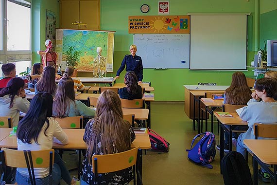 Policjanci poprowadzili zajcia w szkole z okazji Midzynarodowego Dnia Bez Przemocy