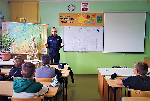 Policjanci poprowadzili zajcia w szkole z okazji Midzynarodowego Dnia Bez Przemocy