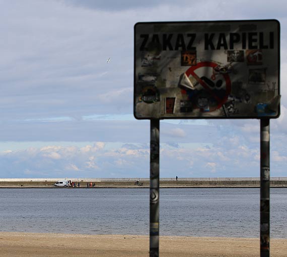 Samochód pick-up wpadł do kanału. Trwają poszukiwania