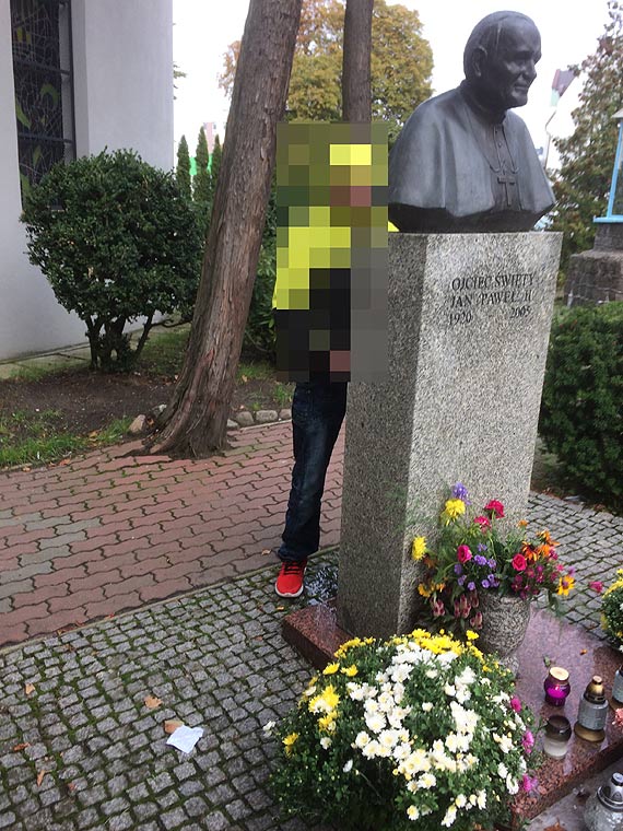 Oburzony Czytelnik: Kto sika za pomnikiem naszego papiea! To skandal!