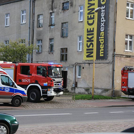 Upadł i nie mógł się samodzielnie wydostać z ustronnego pomieszczenia. Pomogli strażacy, lekarz na szczęście, nie musiał