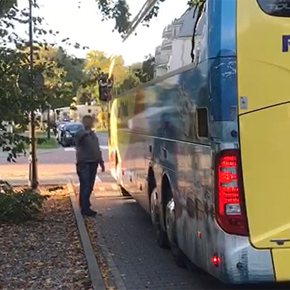 Kierowca autokaru zablokowa ulic. Zobacz film!