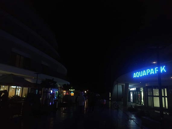 Co skrywają ciemności na promenadzie?