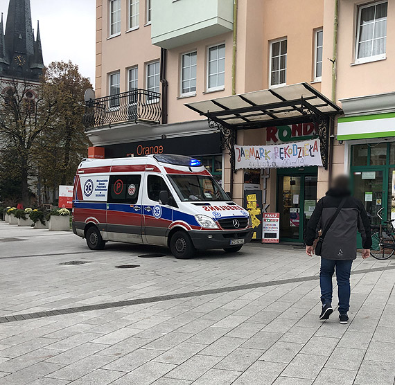 Mczyzna si trzs - wezwano pogotowie