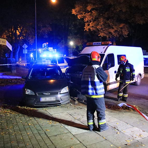 Kierowca dostawczaka nie zauway znaku „Stop” i  staranowa takswk