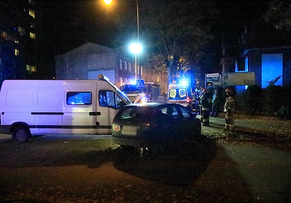Kierowca dostawczaka nie zauważył znaku „Stop” i staranował taksówkę