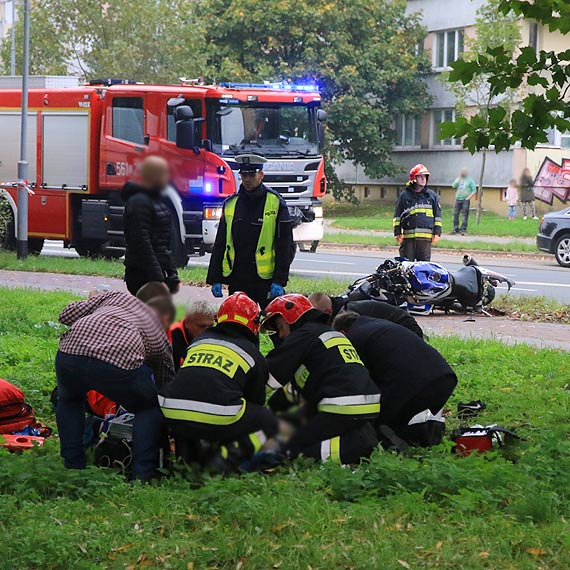 Bardzo grony wypadek z udziaem motocyklisty i dwch samochodw