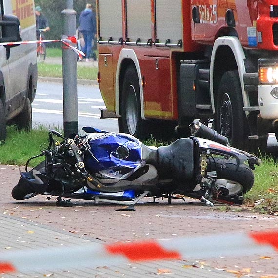 Bardzo grony wypadek z udziaem motocyklisty i dwch samochodw