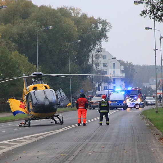 Bardzo grony wypadek z udziaem motocyklisty i dwch samochodw
