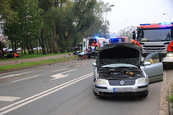 Bardzo grony wypadek z udziaem motocyklisty i dwch samochodw