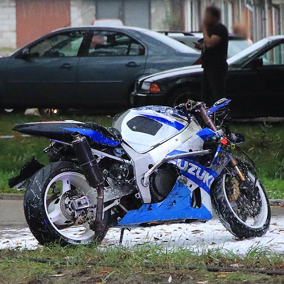 Bardzo grony wypadek z udziaem motocyklisty i dwch samochodw