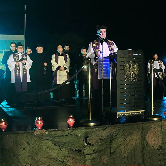 Setki ludzi zapalao w sobot zaduszkowe pomienie na brzegu. Zobacz film!