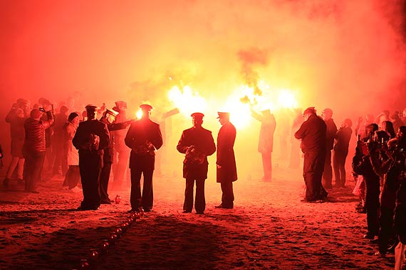 Setki ludzi zapalao w sobot zaduszkowe pomienie na brzegu. Zobacz film!