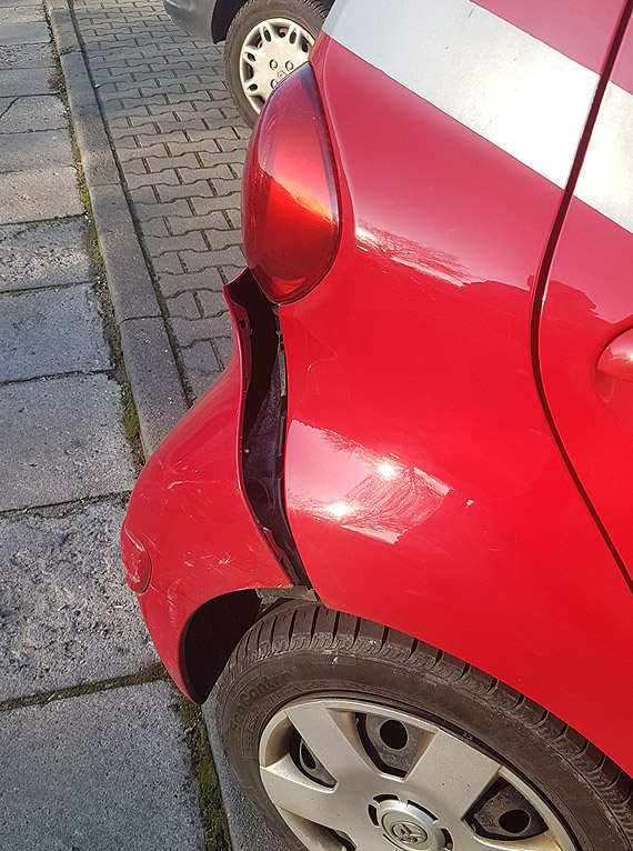 Kierowca „dzikuje” za uszkodzenie samochodu