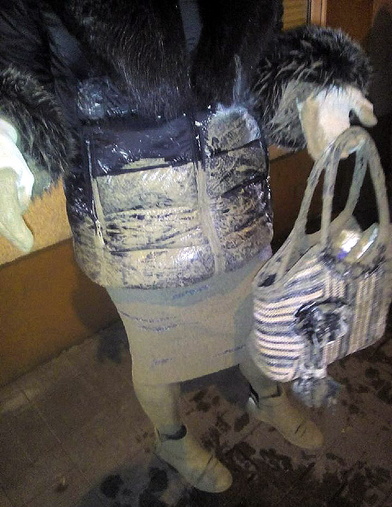 Kobieta odniosa szereg obrae po tym jak wpada w niezabezpieczon wylewk betonow