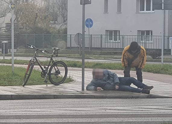 Jadcy skuterem mczyzna przewrci si na drodze