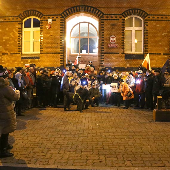 Mieszkacy winoujcia doczyli do oglnopolskiego protestu w obronie sdziw. Zobacz film!