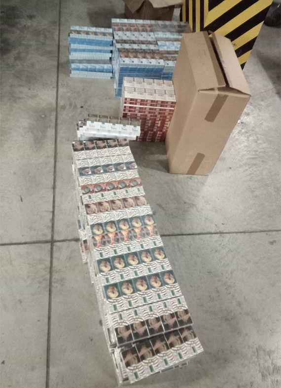 Prywatny garaż jak nielegalna hurtowania papierosów i alkoholu