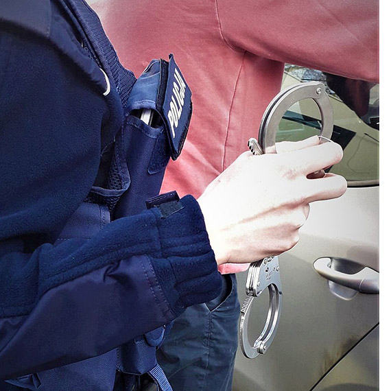 Uj nietrzewego kierujcego, a nastpnie powiadomi Policj