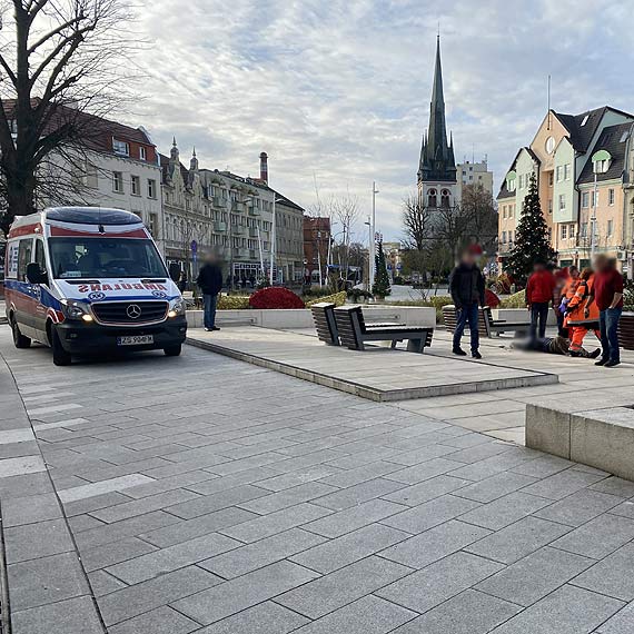Mężczyzną leżącym na chodniku zajęli się ratownicy medyczni - najpierw polscy, potem niemieccy