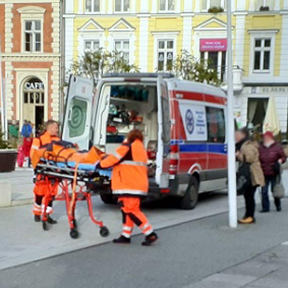 Mężczyzną leżącym na chodniku zajęli się ratownicy medyczni - najpierw polscy, potem niemieccy