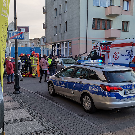 Unieli auto aby uratowa przygniecion kobiet. Niesamowita wsppraca przechodniw