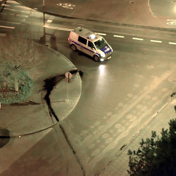 Szalona jazda, urwana miska olejowa i pogoń. Kierowca mercedesa uciekł