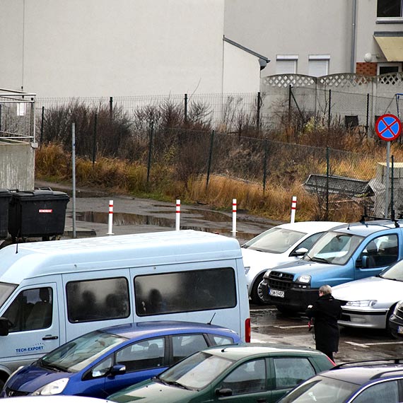 Labirynt na parkingu za przychodnią. Znaki informacyjne przeczą rzeczywistości