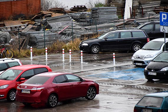 Labirynt na parkingu za przychodnią. Znaki informacyjne przeczą rzeczywistości