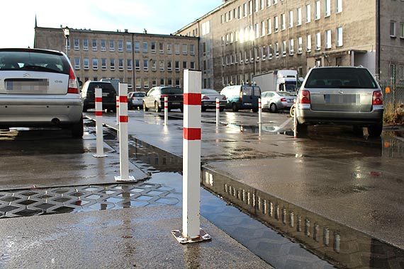 Labirynt na parkingu za przychodnią. Znaki informacyjne przeczą rzeczywistości
