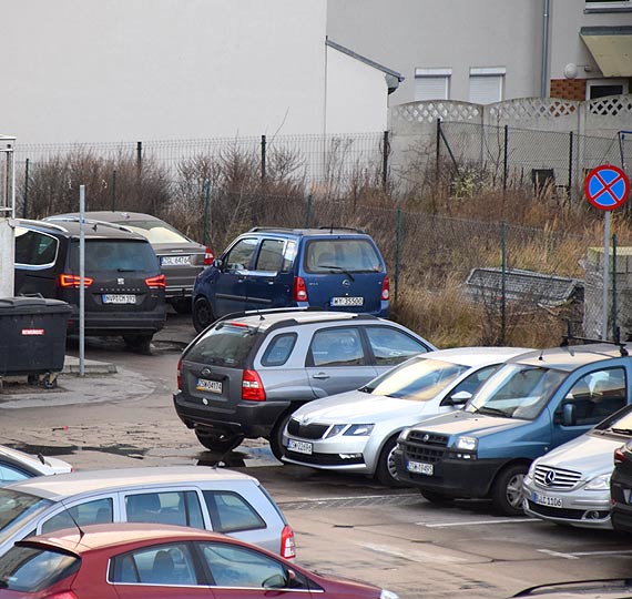 Labirynt na parkingu za przychodnią. Znaki informacyjne przeczą rzeczywistości