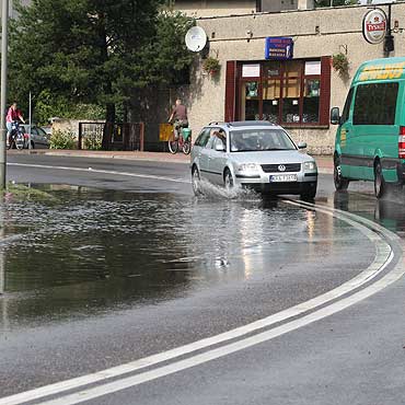 Wielkie bajoro na ulicy